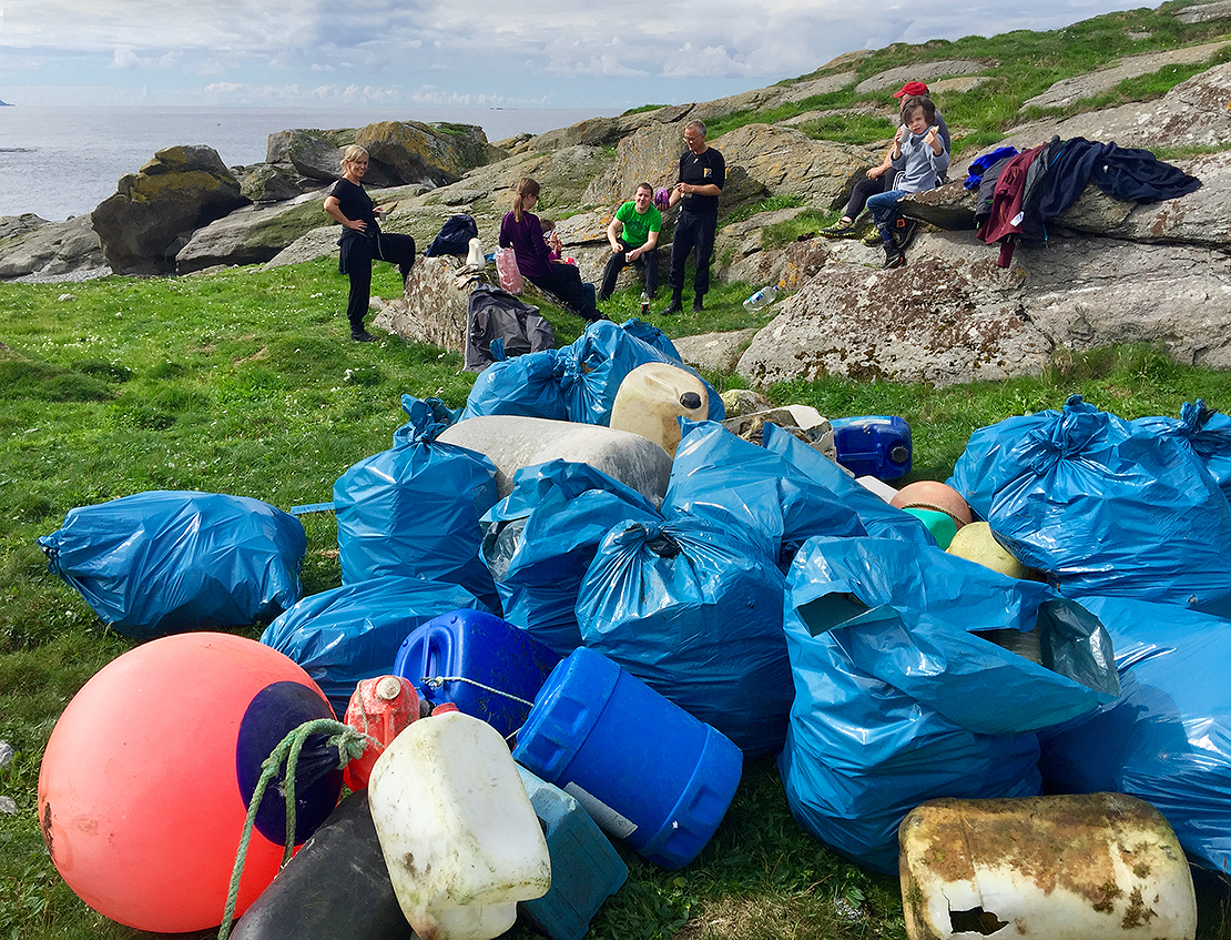 The whole Erkna- cleanup crew taking a well deserved lunsh break.