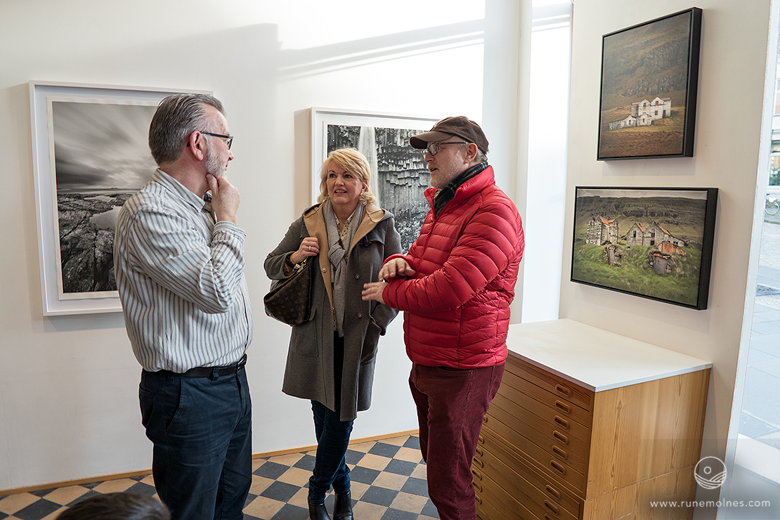 Atle Maurseth (left), owner at Galleri Allmenningen with two guests. (Photo: © Ingrid Taraldsen).